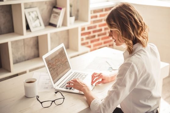 woman-focused-working